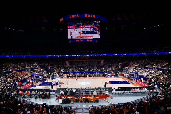 上海男篮拿下“开门红”：吵杂是真吵杂，激昂是真激昂，问题亦然真问题